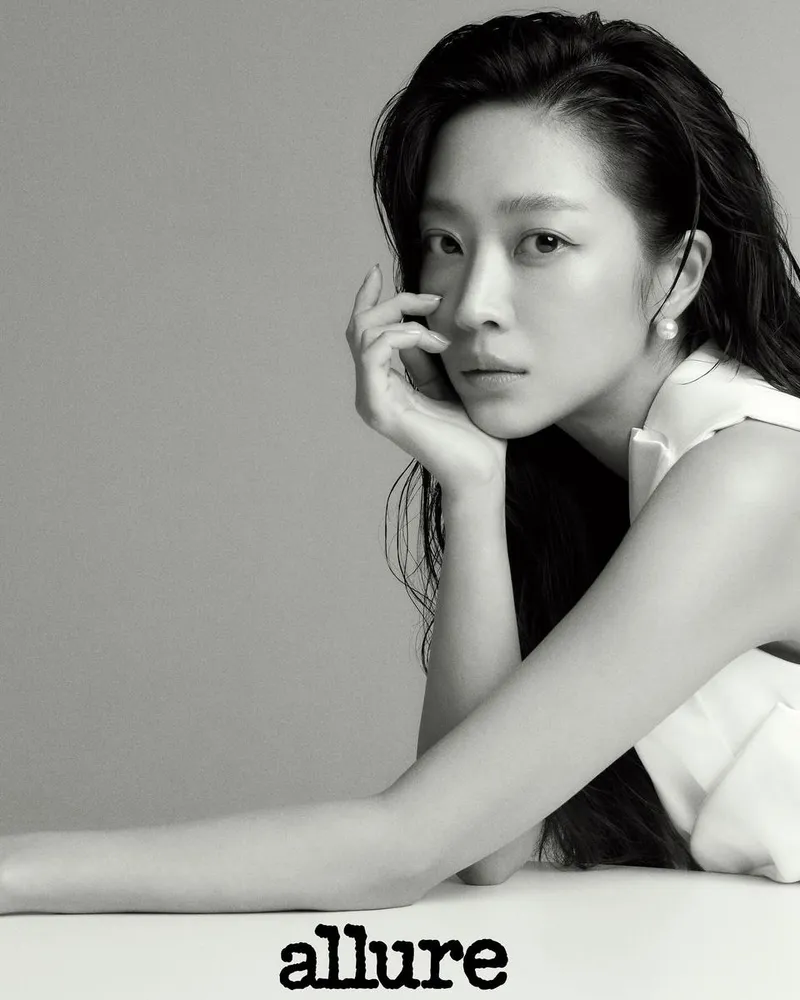 “심연에 머문 듯”…조보아, 여름의 한가운데→아련한 눈빛 압도 / 배우 조보아 인스타그램