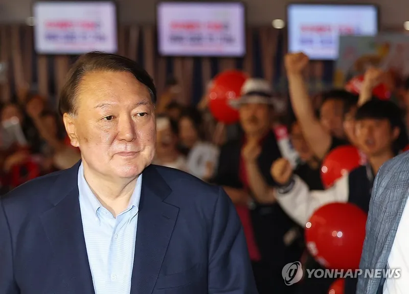 “尹 비화폰 통화기록까지 핵심 증거 확보”…경찰특수단, 尹·박종준·김성훈 통화·문자 내역 확보 / 연합뉴스