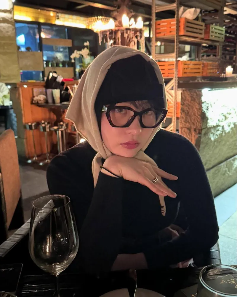 “조용히 스며드는 미소”…김민하, 도심의 밤→묘한 여운 가득한 한 컷 / 배우 김민하 인스타그램