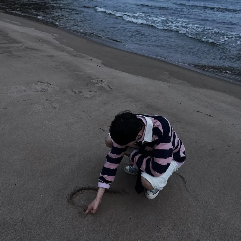 “조용한 파도 곁에서”…건희, 해변의 사색→청춘 감성 물들이다 / 그룹 원어스 건희 인스타그램