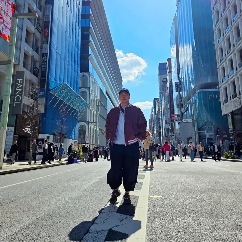 “One fine day in TOKYO”…전현무, 푸른 거리에서→봄날의 여유 만끽 / 방송인 전현무 인스타그램