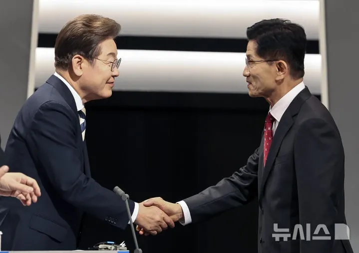 23일 서울 영등포구 KBS본관 스튜디오에서 열린 제21대 대통령선거 2차 후보자 토론회에서 이재명 더불어민주당 후보와 김문수 국민의힘 후보가 악수하고 있다. / 뉴시스