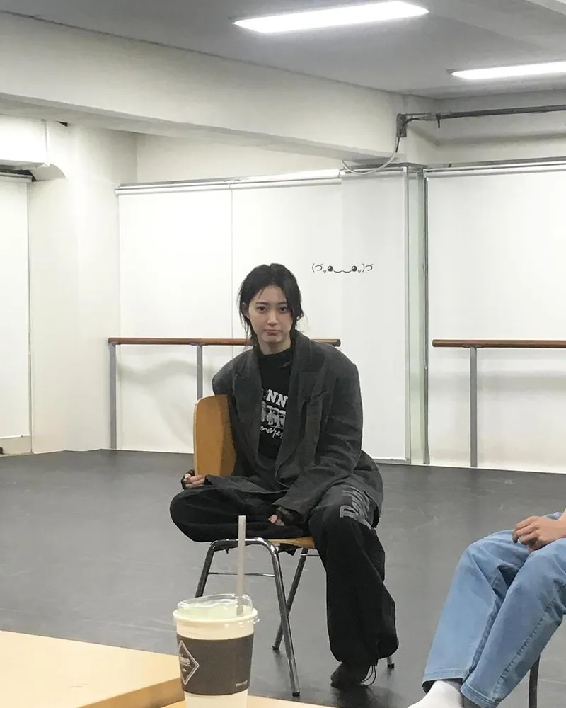 “대학생 어쩌구…”…조아, 담백한 시선→연습실 고요가 머문 순간 / 걸그룹 위클리 조아 인스타그램