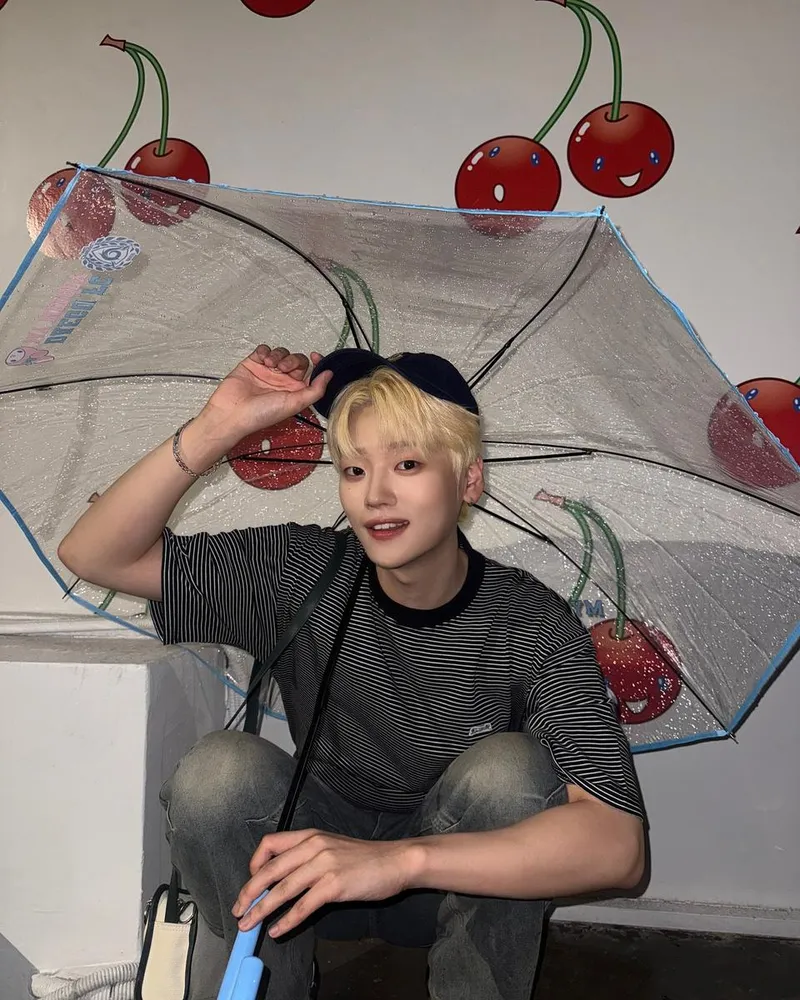 “장난스러운 미소 머금은 오후”…강석화, 맑은 설렘→체리빛 휴식 한 장면 / 그룹 위아이 강석화 인스타그램