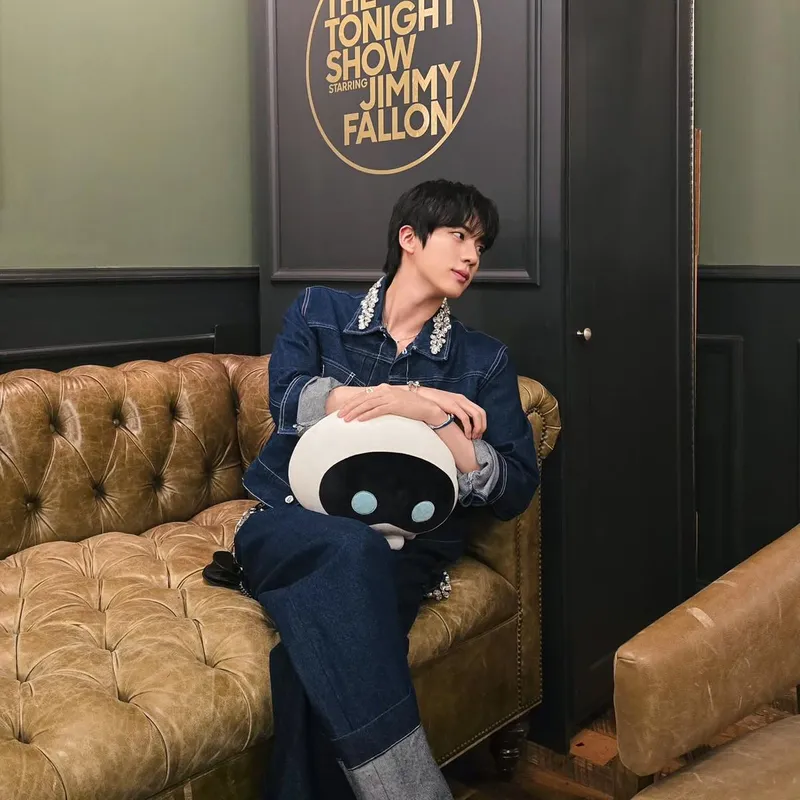 “고요한 눈빛에 담긴 여운”…진, 깊은 오후→뉴욕 감성 소파 포즈 / 방탄소년단 진 인스타그램