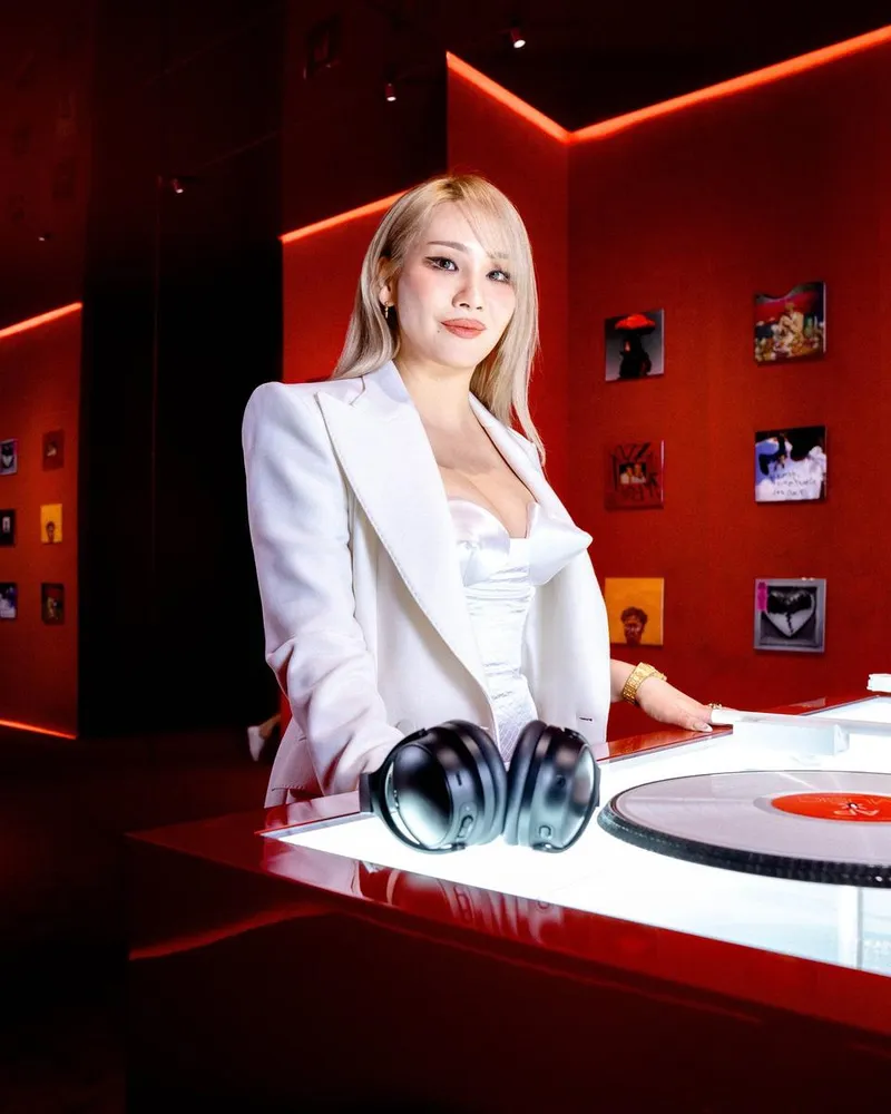 “축하의 순간을 품고”…CL, 상하이의 빛→카리스마 터진 화이트룩 / 걸그룹 2NE1 CL 인스타그램