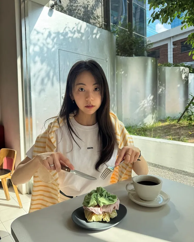 “잔잔한 시선 속 빛나는 순간”…안소희, 따스한 낮→카페 감성 포착 / 배우 안소희 인스타그램