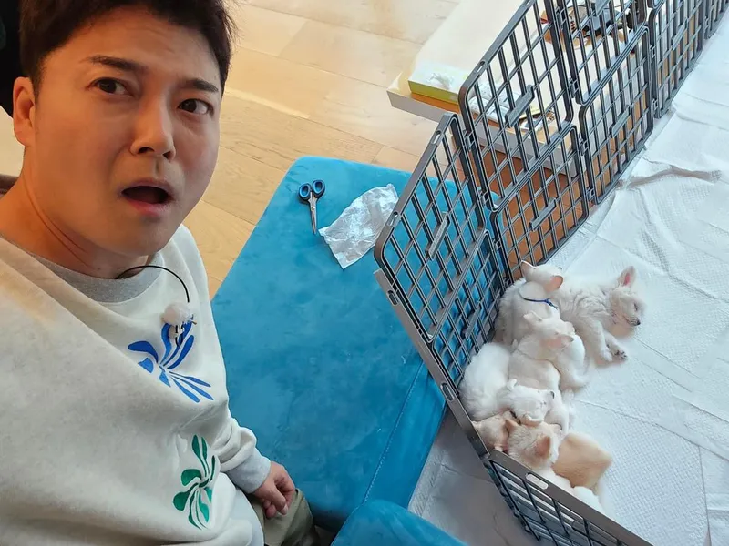 “강아지 유치원 오픈”…전현무, 순수한 미소 속 따스함→힐링 가득 / 방송인 전현무 인스타그램
