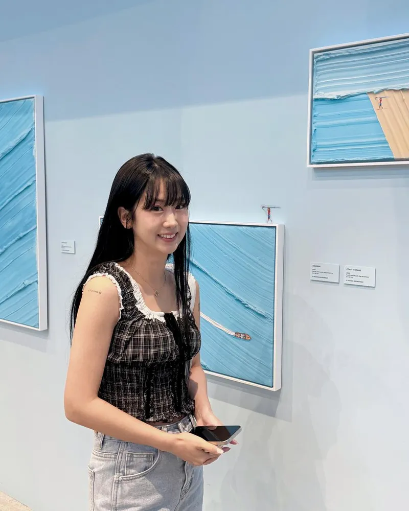 “퍼런거 초런거 잔뜩 본날”…강혜연, 여유로움 속 미소→갤러리 감성 / 가수 강혜연 인스타그램