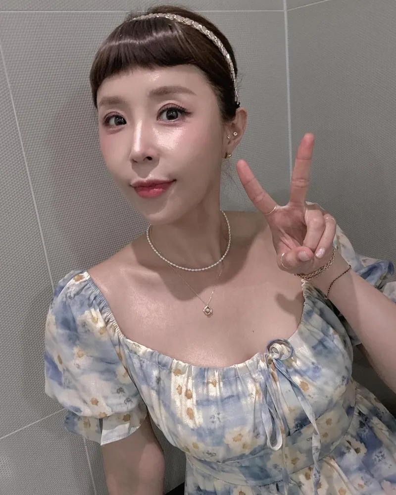 “내 폰에 자꾸 흔적 남기는 너희들들들”…신지, 환한 미소에 담은 설렘→봄날의 셀카 / 코요태 신지 인스타그램