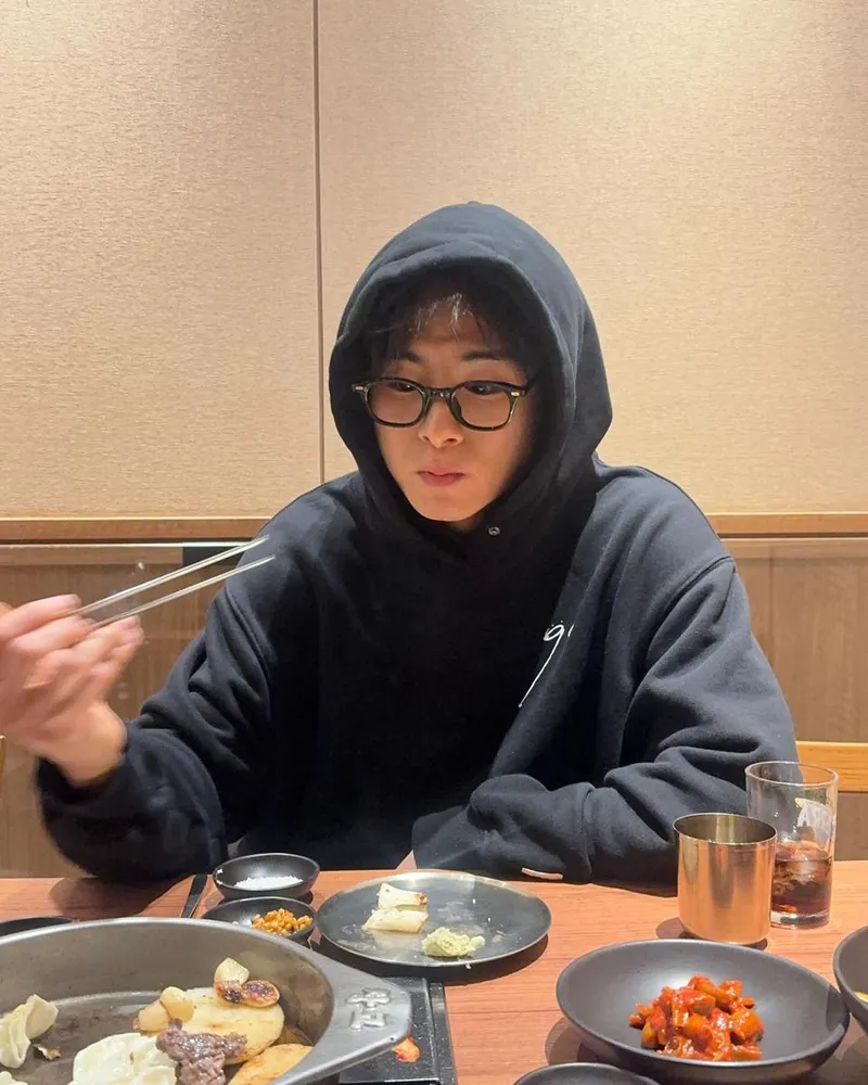 “조용한 밤의 식사”…정건주, 후드 너머 고요→소탈한 일상 포착 / 배우 정건주 인스타그램