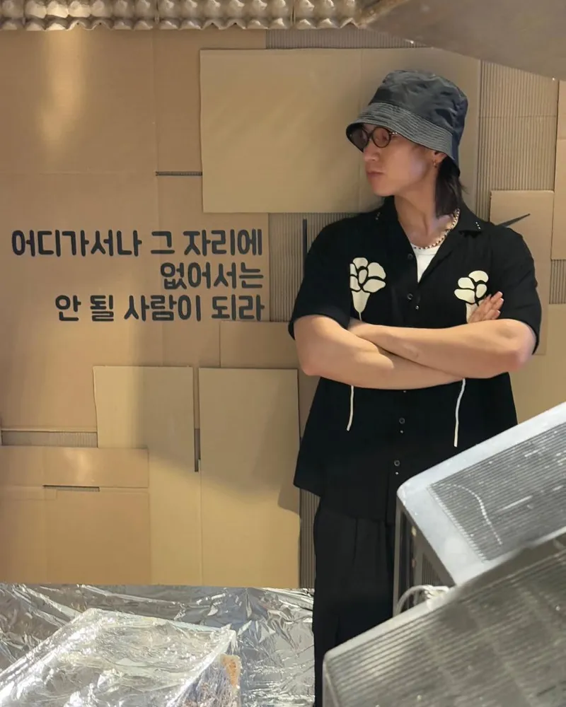 “어디서나 빛나야 한다”…김재현, 무심한 시선→도심 속 독립美 / 그룹 엔플라잉 김재현 인스타그램