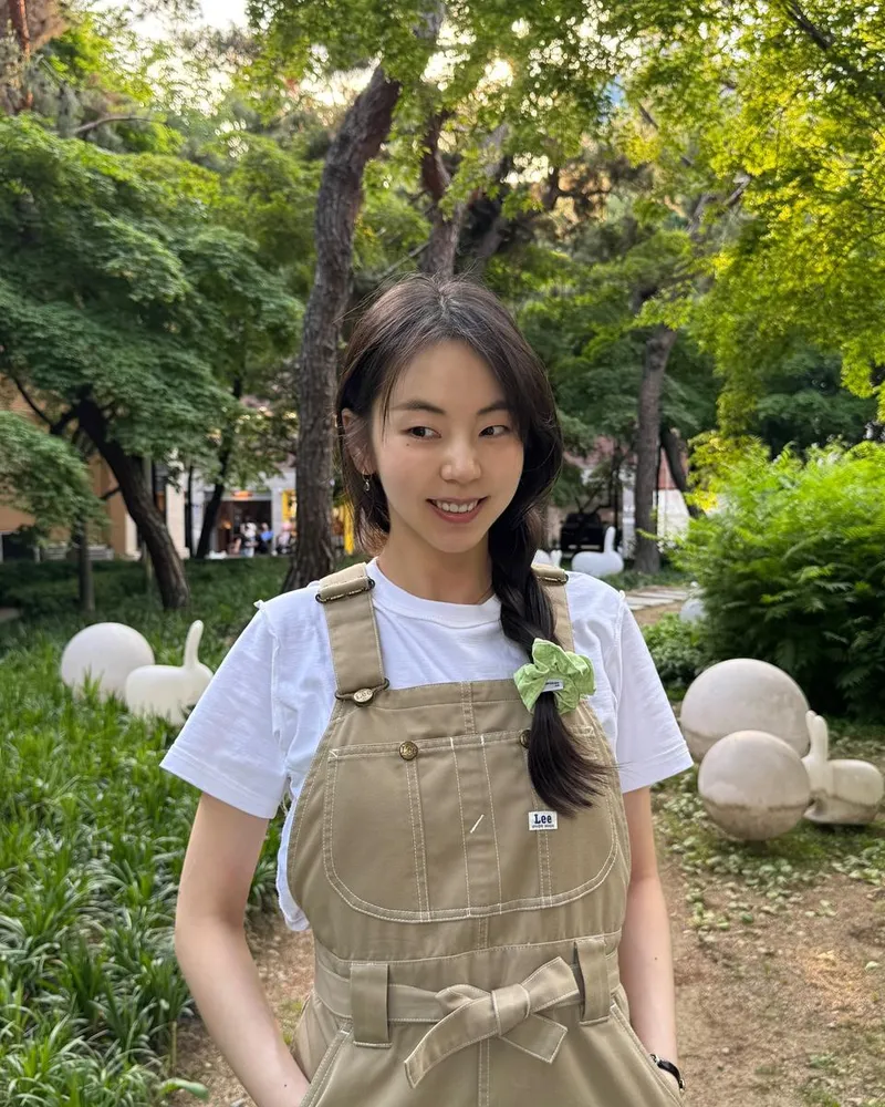 “굿즈인 듯 굿즈아닌”…안소희, 초여름 산책→해맑은 미소 한가득 / 배우 안소희 인스타그램