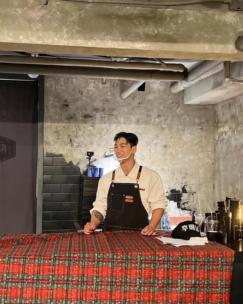 “담백하게 웃는 순간”…백호, 따스한 저녁→초여름 카페 감성 / 그룹 뉴이스트 백호 인스타그램