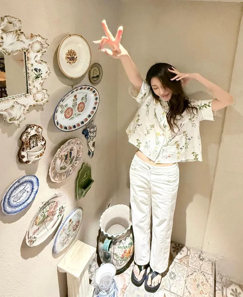 “벽 한편의 봄처럼”…이지아, 자유로운 감성→화사한 휴식 담다 / 배우 이지아 인스타그램