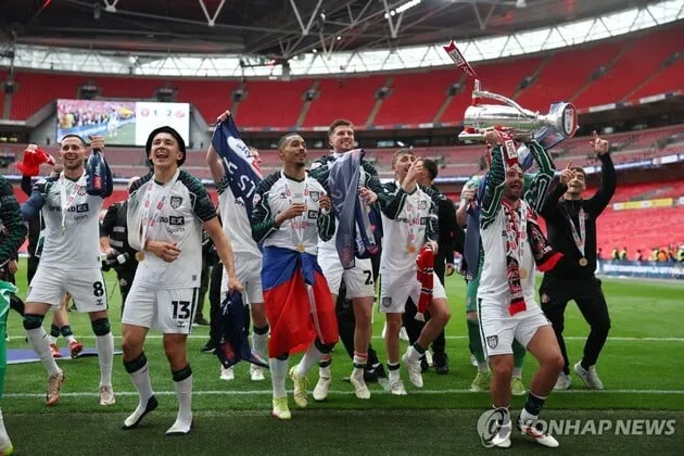 “극장 결승골 작렬”…선덜랜드, 셰필드전 접전 끝→9시즌 만에 EPL 승격 / 연합뉴스