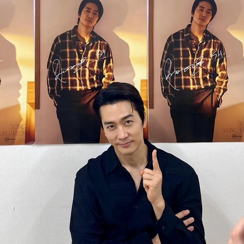 “오랜만에 팬들과 행복한 시간”…송승헌, 봄 끝자락에서 미소→따스한 존재감 / 배우 송승헌 인스타그램