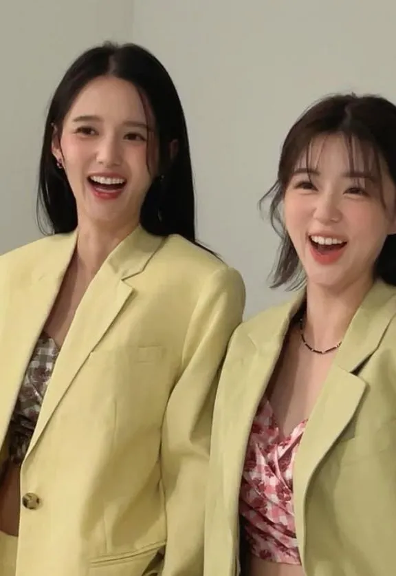 “닮은 미소에 시선 집중”…남보라·남세빈, 자매 화보 속 진짜 행복→팬들 훈훈 반응 / 여성조선