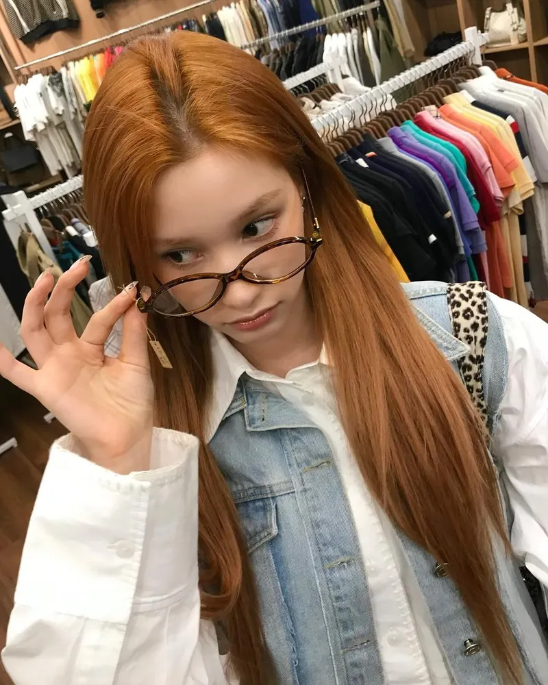 “오늘을 한 컷에 담아”…휴닝바히에, 쇼핑 매장 속 여유→색다른 일상 미소 / 걸그룹 케플러 휴닝바히에 인스타그램