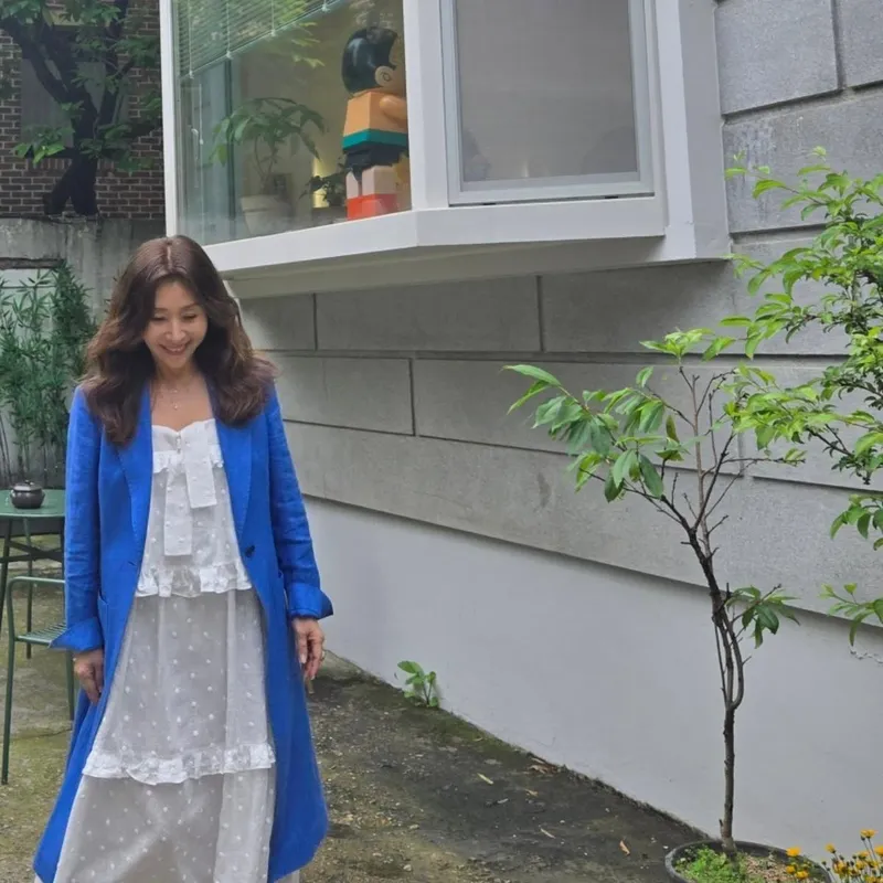 “맑은 공기 따라 나선 시간”…최명길, 푸른빛 코트→초여름 산책 감성 / 배우 최명길 인스타그램