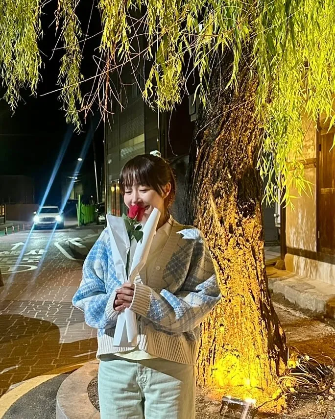 “오늘부터 1일”…엄지원, 밤거리 아래 미소→로맨틱한 봄밤 인증 / 배우 엄지원 인스타그램