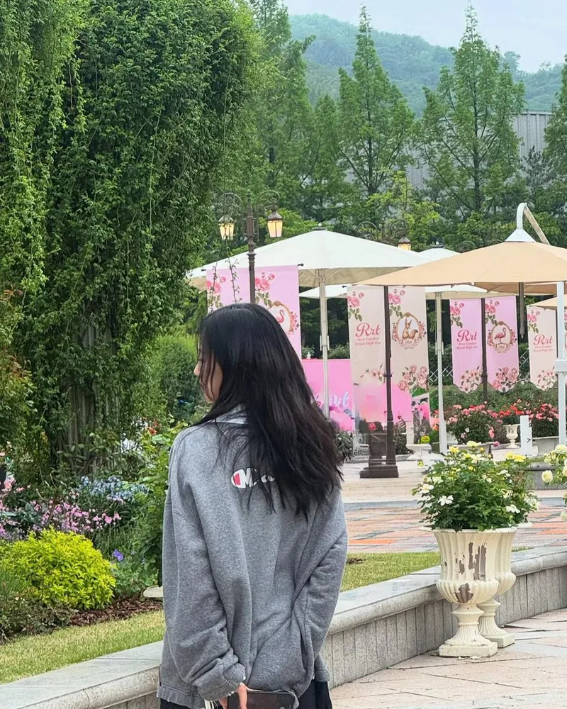 “로로티의 시간처럼”…장예은, 초여름 산책→감성 가득한 뒷모습 / 걸그룹 CLC 장예은 인스타그램