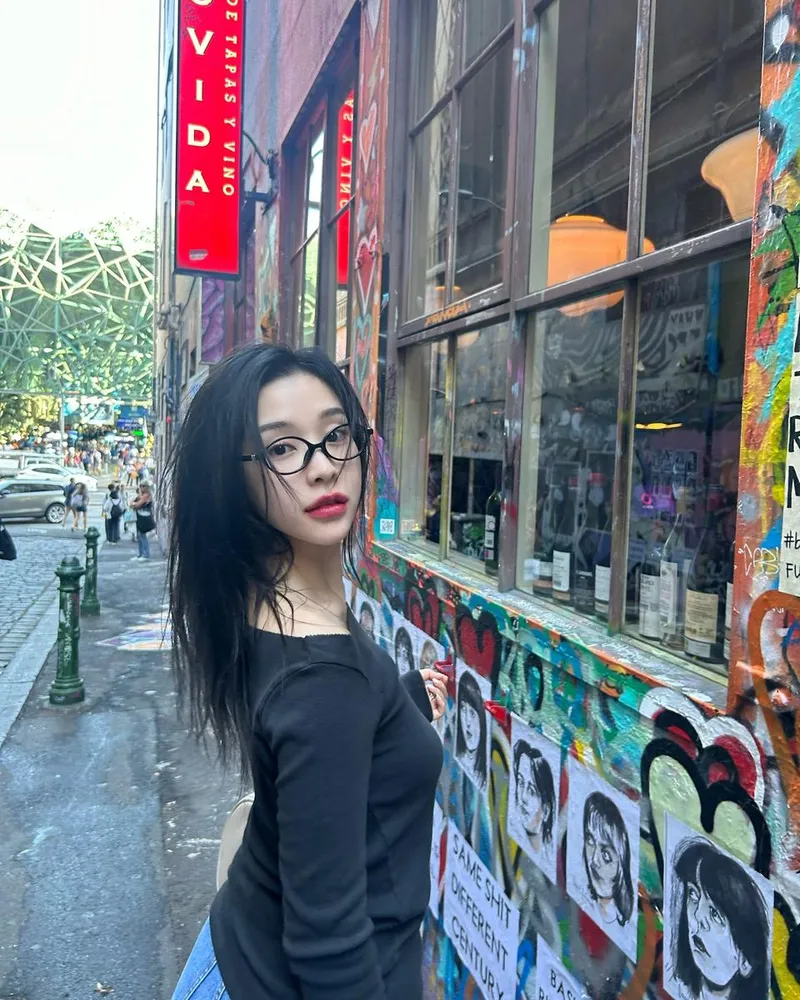 “거리의 색감 따라 걸었죠”…가현, 자유로운 오후→예술 골목에서 존재감 / 걸그룹 드림캐쳐 가현 인스타그램