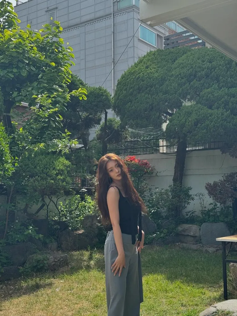 “햇살 속에 스며든 순간”…이나경, 유월의 정원→청량 몽환미로 압도 / 걸그룹 프로미스나인 이나경 인스타그램