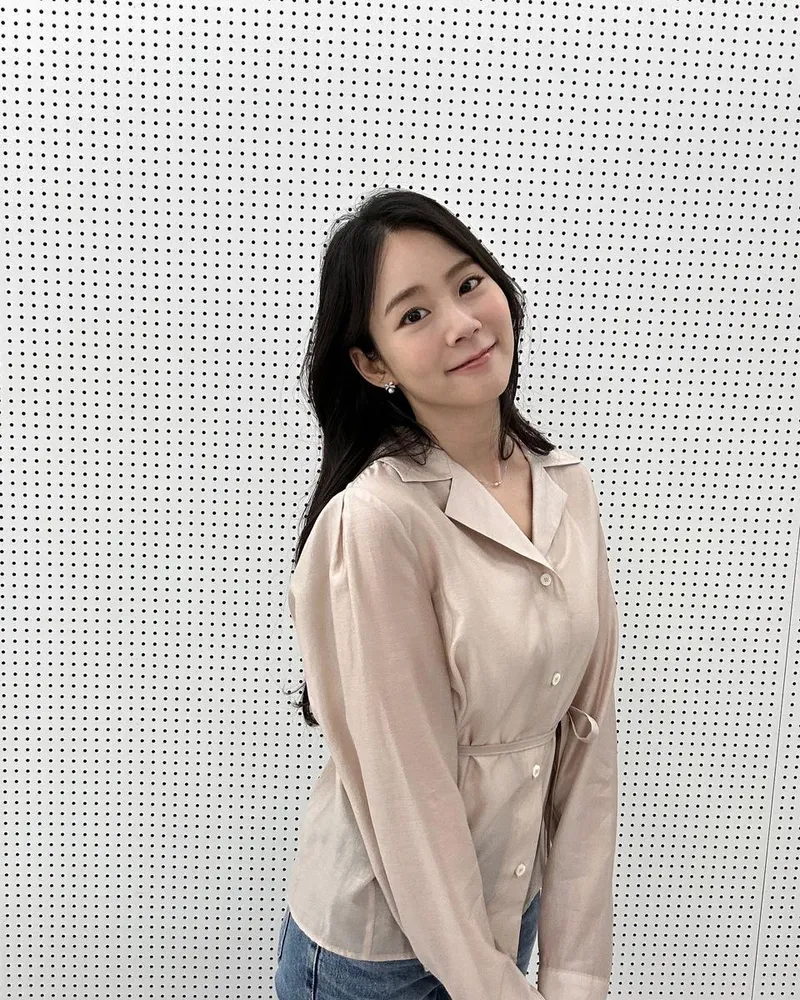 “모던인물사 미스터리”…한승연, 담백한 미소→투명한 봄빛 존재감 / 걸그룹 카라 한승연 인스타그램