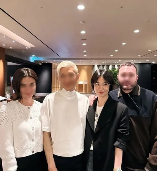 “숏컷에 담긴 도회적 분위기”…송혜교, 안경 스타일 변화→새로운 시선 모았다