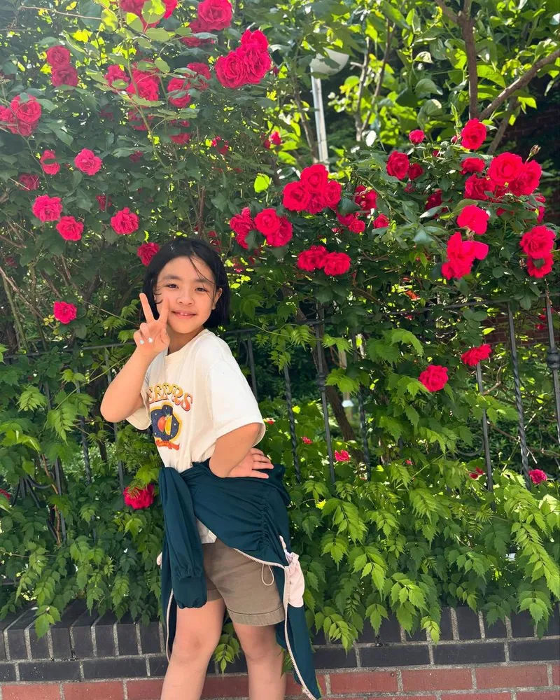 “너희의봄과여름사이”…이윤지, 한낮의 환한 미소→장미꽃길 인증 / 배우 이윤지 인스타그램
