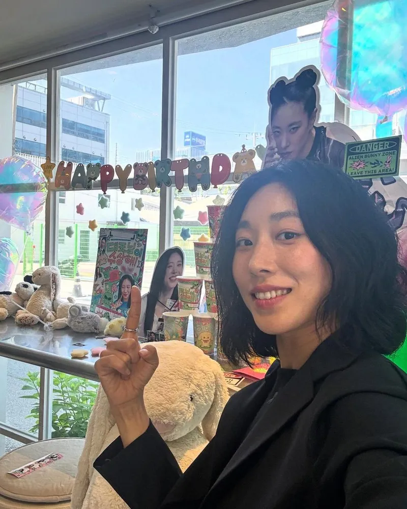 “모두 생일 축하 감사합니다”…리아킴, 햇살 가득 공간→특별한 미소 / 안무가 리아킴 인스타그램