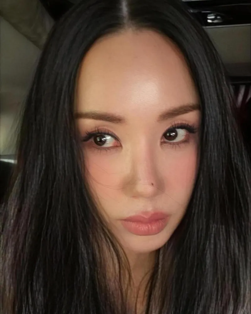 “waiting”…엄정화, 물빛 시선 속 봄밤→고요한 여운 / 배우, 가수 엄정화 인스타그램