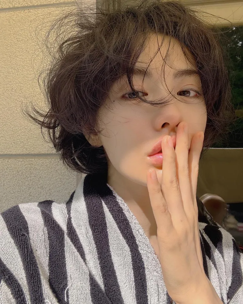 “요즘”…나나, 거친 머리 결 사이 봄빛→강렬 무드 / 걸그룹 애프터스쿨 나나 인스타그램