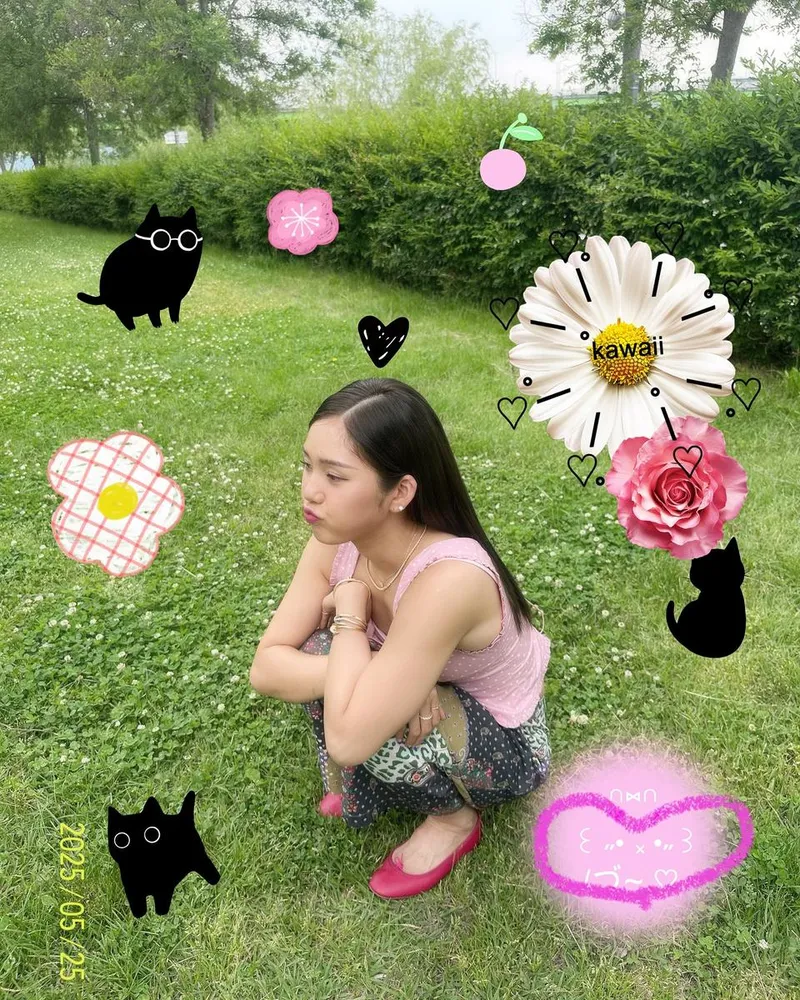 “봄날의 상상에 머문 채”…미미, 초록 들판 위→몽환적 감성 셀카 / 걸그룹 오마이걸 미미 김미현 인스타그램