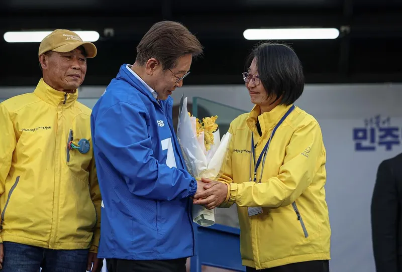 “새로운 출발을 응원합니다”…이재명, 노란 꽃다발 앞 진심→진실의 봄날 기원 / 정치인 이재명 인스타그램