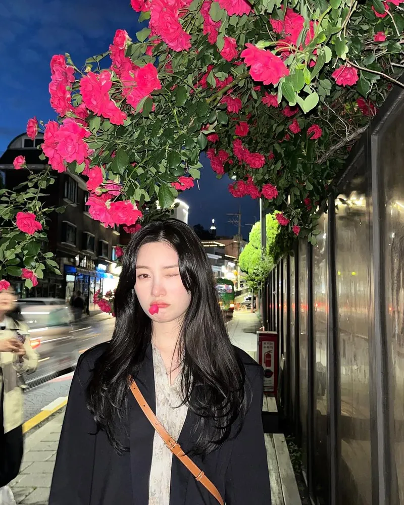 “장미 아래 깜짝 윙크”…정채연, 도심 봄밤→청초함 속 장난기 / 걸그룹 아이오아이 정채연 인스타그램