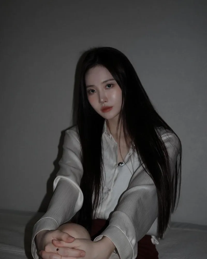 “아늑함 속 고요한 눈빛”…유라, 깊어진 분위기→단정한 시선 / 걸그룹 걸스데이 유라 인스타그램