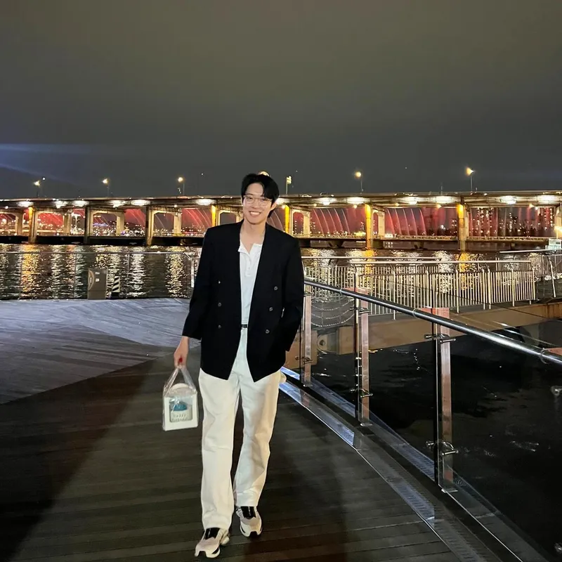 “4,5월 고마워”…정헌, 밤공기 속 미소→한강 산책 감성 / 배우 정헌 인스타그램