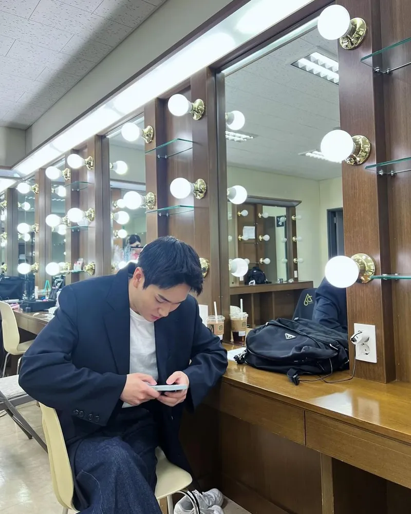 “움직임 없이 고요히”…아론, 대기실 순간→여운 가득한 저녁 / 그룹 뉴이스트 아론 인스타그램