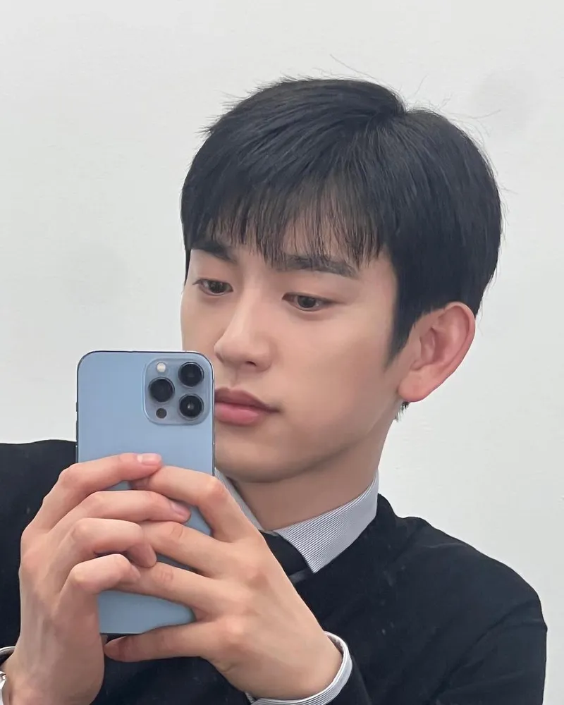 “오늘도 미지의 서울”…진영, 담담한 눈빛→초여름 셀카 속 여운 / 그룹 갓세븐 진영 인스타그램