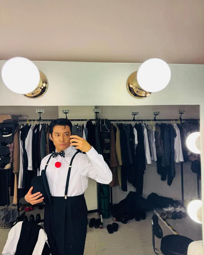 “이야기의 끝이 다가와도”…김주헌, 거울 앞 고요한 각오→클래식 무드 압도 / 배우 김주헌 인스타그램