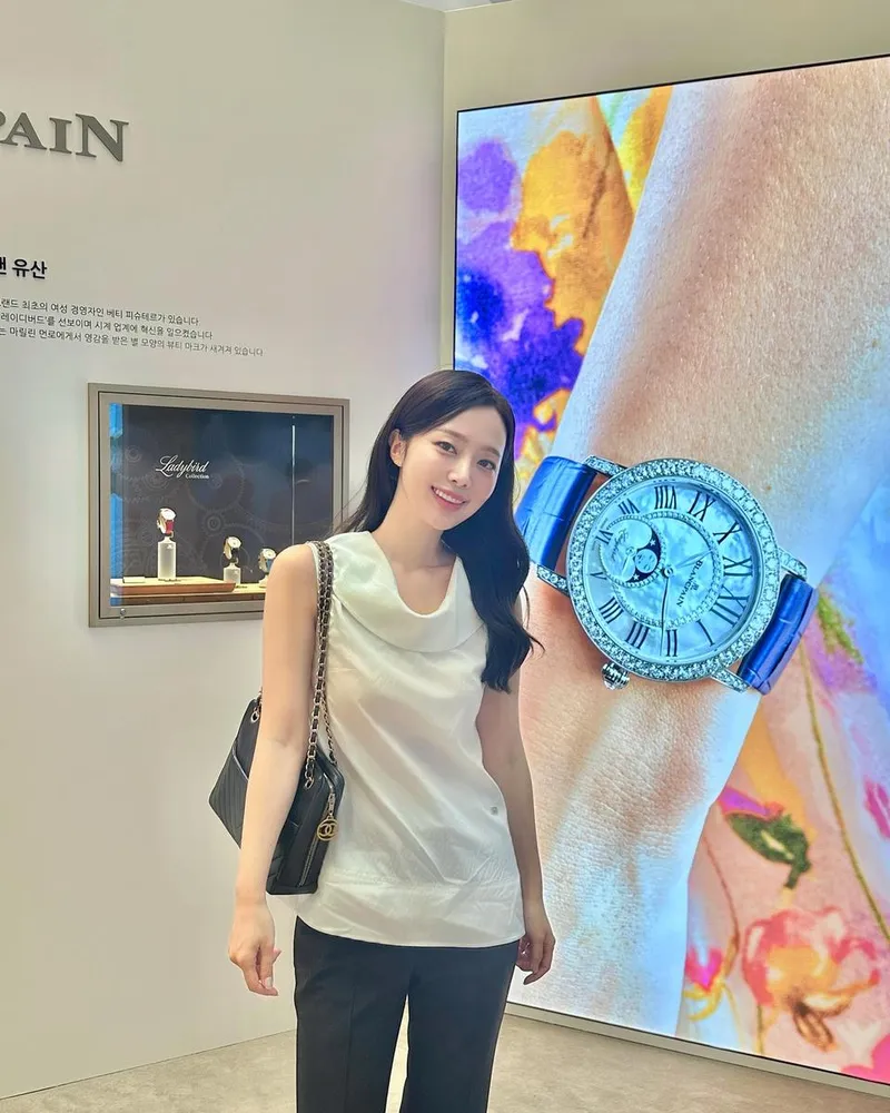 “시간을 품은 미소”…조서연, 봄날의 우아함→명품 워치 빛내다 / 아나운서 조서연 인스타그램