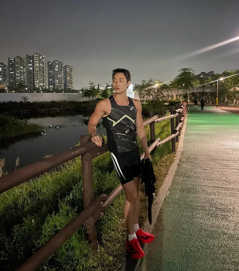 “무심한 시선, 밤 산책길에서”…김우주, 초여름 도심→고요한 운동의 순간 / 모델 김우주 인스타그램