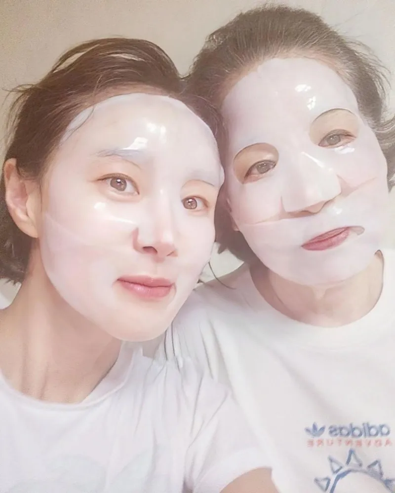 “엄마와의 무념무상 시간”…예지원, 부드러운 온기→홈케어 순간 포착 / 배우 예지원 인스타그램