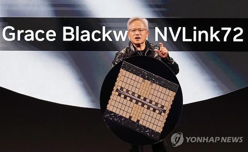 2025년 1월 6일, CES 기조연설 중 그레이스 블랙웰 NVLink72를 소개하는 젠슨 황 엔비디아 CEO / 연합뉴스