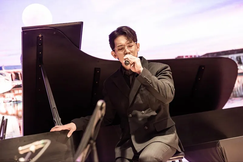 “환상적 듀엣의 순간”…오스틴킴, ‘살롱 드 뮤지크’ 첫 무대→관객 기립 박수 / 쇼플레이