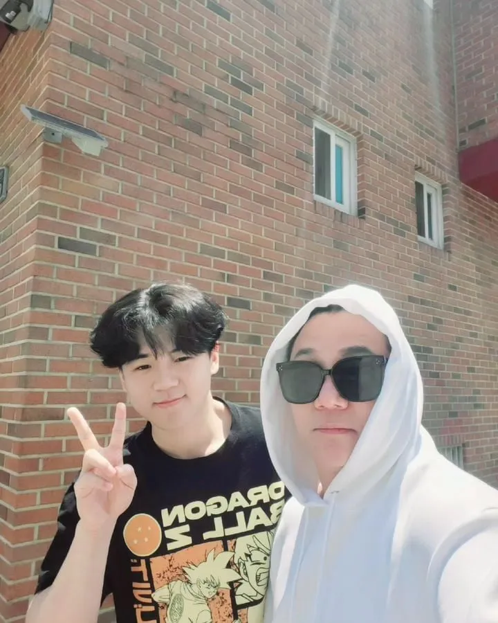 “묵직한 재회”…윤민수·윤후, 모교 앞 아버지 미소→팬들 뭉클