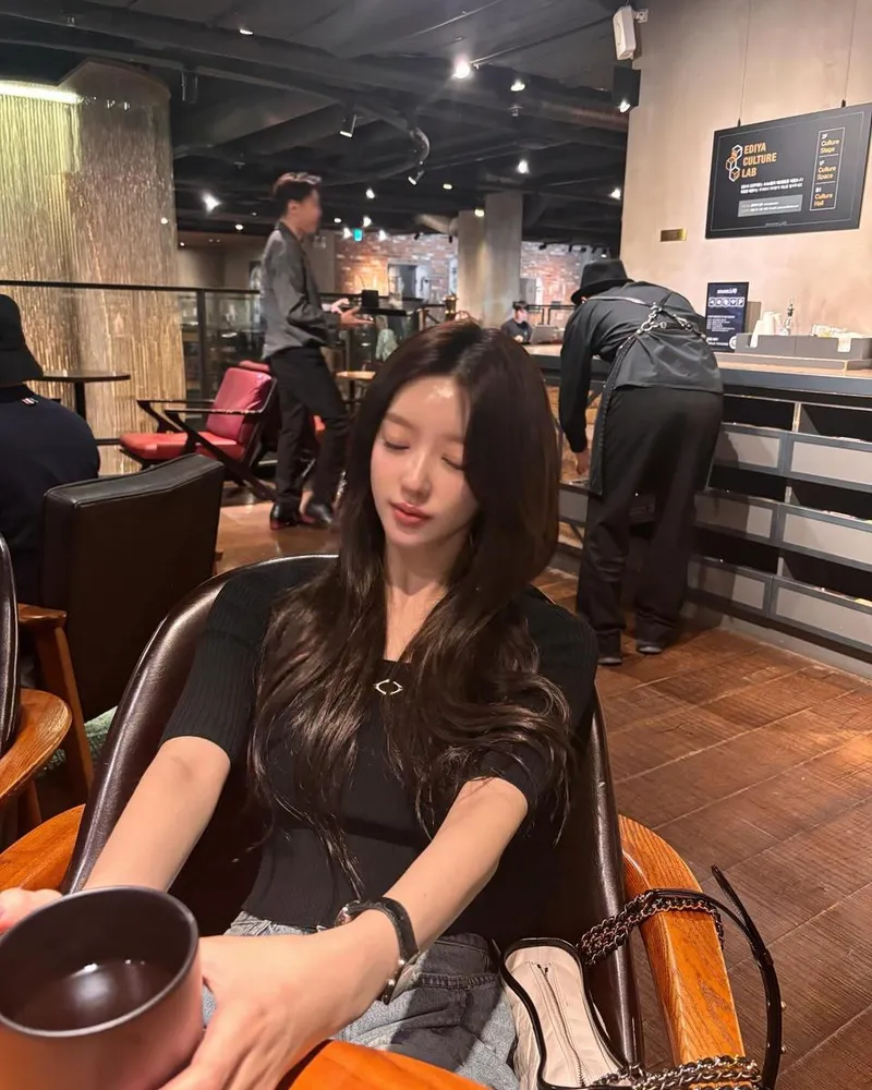 “Yes it’s sobering”…홍지윤, 깊은 나른함→카페 속 낮 풍경 / 배우 홍지윤 인스타그램
