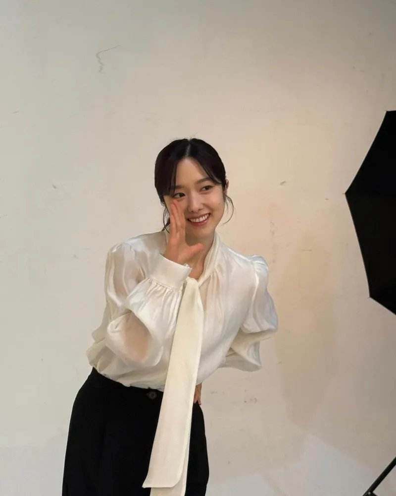 “길 걷다 마주치면 인사해주세요”…이혜성, 환한 미소→설렘 가득 봄날 인사 / 방송인 이혜성 인스타그램